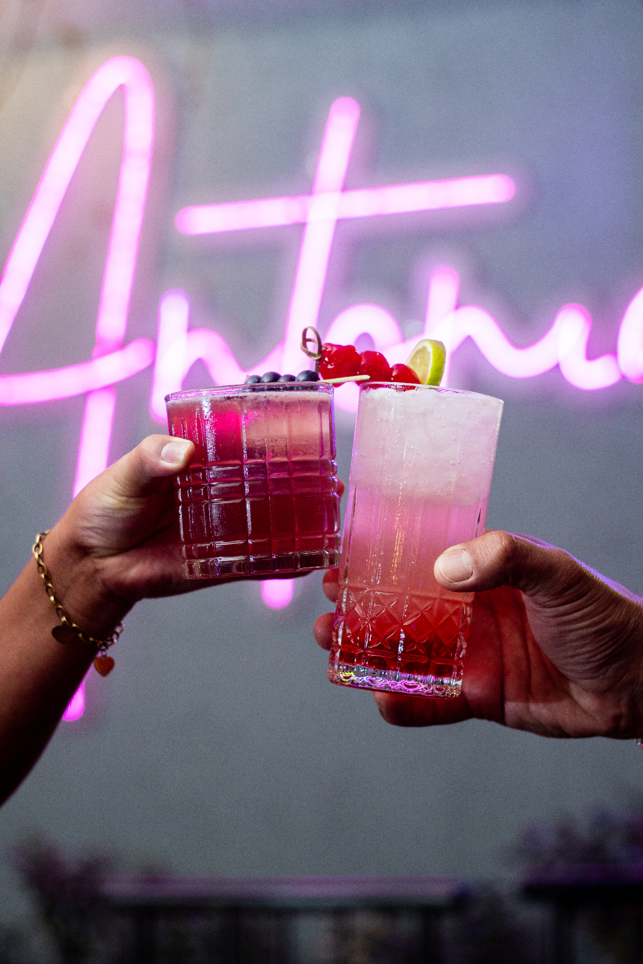 Cocktails de autor en Antonia Lounge con letrero de neón